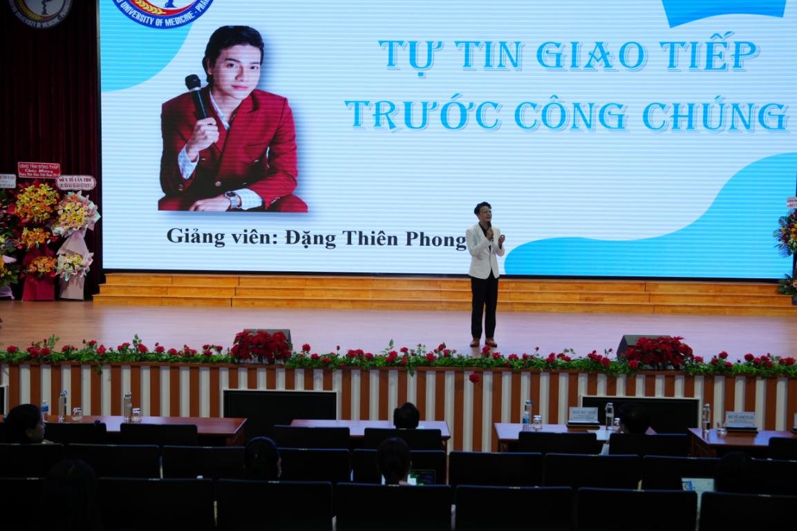 Trường Đại học Y Dược Cần Thơ tổ chức tập huấn kỹ năng giao tiếp