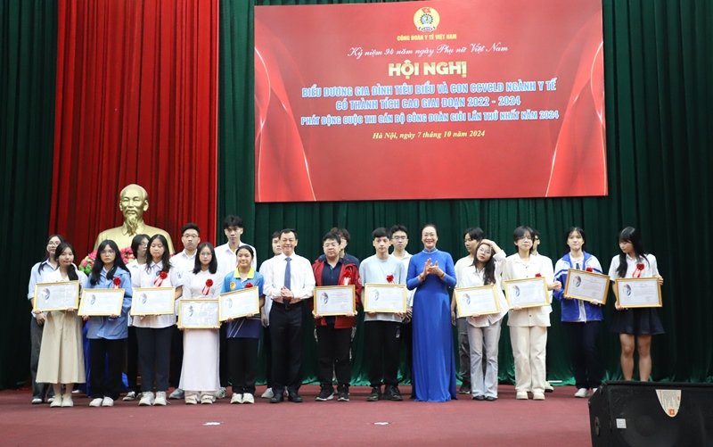 Công đoàn y tế Việt Nam tôn vinh gia đình tiêu biểu và học sinh xuất sắc